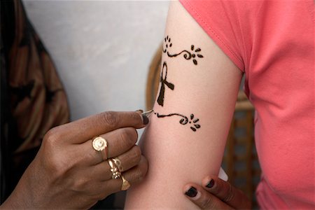 Tattoo Artist Giving a Woman a Henna Tattoo, Aswan, Egypt Foto de stock - Con derechos protegidos, Código: 700-01182760