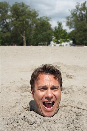 pedir ayuda - Homme enterré dans le sable à la plage Photographie de stock - Rights-Managed, Code: 700-01183175