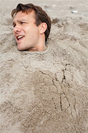 pedir ayuda - Homme enterré dans le sable à la plage Photographie de stock - Rights-Managed, Code: 700-01183173