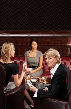 simsearch:700-01194392,k - Business Women Playing Cards Foto de stock - Con derechos protegidos, Código: 700-01194402