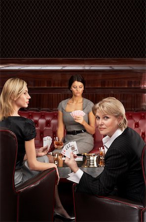 simsearch:700-01194392,k - Business Women Playing Cards Foto de stock - Con derechos protegidos, Código: 700-01194403