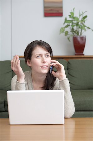 simsearch:700-00269275,k - Femme parlant sur un téléphone cellulaire, ordinateur portable à l'aide Photographie de stock - Rights-Managed, Code: 700-01194758
