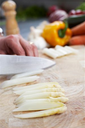 simsearch:700-01837441,k - Close-up of Person Cutting Asparagus Fotografie stock - Rights-Managed, Codice: 700-01195016