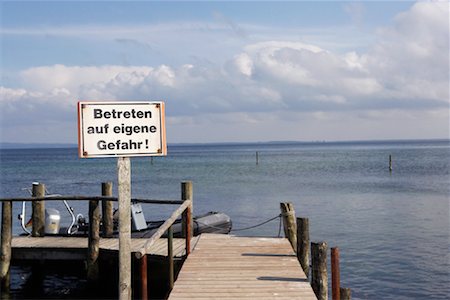 ruegen - Warning Sign at Dock, Ruegen, Germany Fotografie stock - Rights-Managed, Codice: 700-01195019