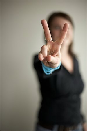 protesta - Woman Making Peace Sign Foto de stock - Con derechos protegidos, Código: 700-01195327