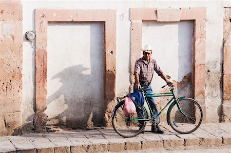 simsearch:700-02694243,k - Man With Bicycle, Guanajuato, Mexico Foto de stock - Con derechos protegidos, Código: 700-01195675