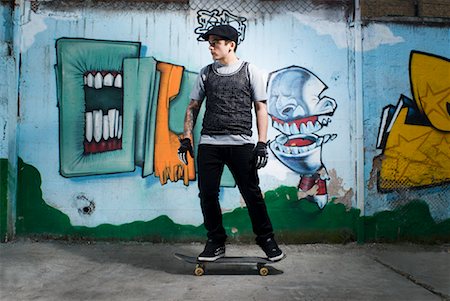 Young Man on Skateboard Foto de stock - Con derechos protegidos, Código: 700-01196142