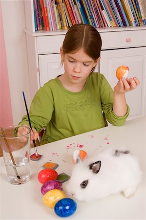 Girl Painting Easter Eggs Foto de stock - Con derechos protegidos, Código: 700-01198907