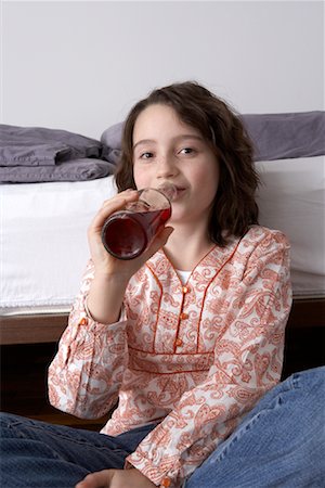 Girl Drinking Pop Foto de stock - Con derechos protegidos, Código: 700-01198940