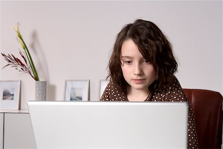 david zuber - Girl Using Laptop Computer Foto de stock - Con derechos protegidos, Código: 700-01198942