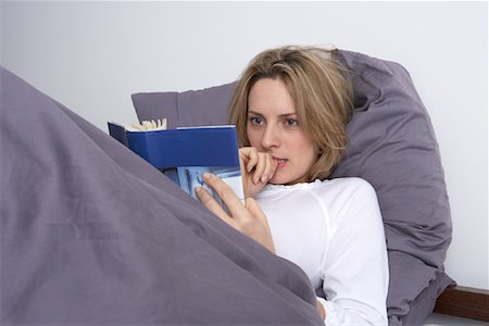suspense - Woman Reading in Bed Fotografie stock - Rights-Managed, Codice: 700-01198956