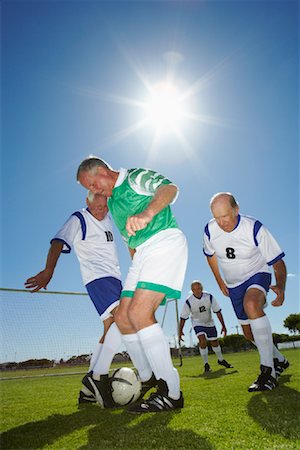 simsearch:700-01199310,k - Senior Men Playing Soccer Foto de stock - Con derechos protegidos, Código: 700-01199268