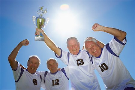 Joueurs de football avec le trophée Photographie de stock - Rights-Managed, Code: 700-01199274