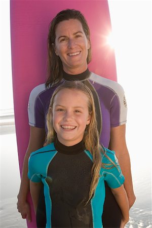 simsearch:700-01199376,k - Portrait of Mother and Daughter With Surfboard Foto de stock - Direito Controlado, Número: 700-01199380