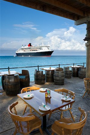 View of Cruise Ship From Restaurant Patio, Montego Bay, Jamaica Foto de stock - Direito Controlado, Número: 700-01199447