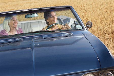 seniors driving fun - Femmes sur Road Trip Photographie de stock - Rights-Managed, Code: 700-01199939