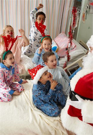 simsearch:700-01224069,k - Santa Visiting Children in Hospital Stock Photo - Rights-Managed, Code: 700-01224090