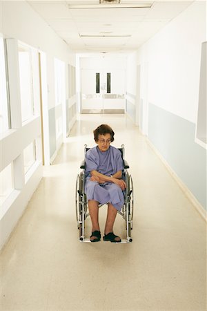 simsearch:700-01224097,k - Femme en fauteuil roulant à l'hôpital Photographie de stock - Rights-Managed, Code: 700-01224107