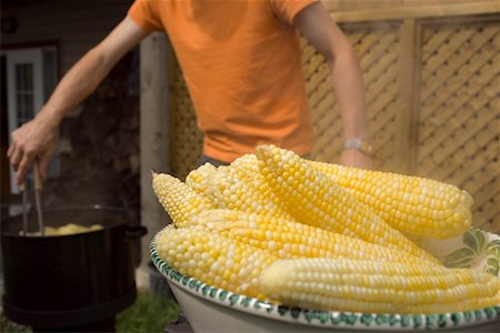 simsearch:700-02176512,k - Cooking Corn on the Cob Foto de stock - Con derechos protegidos, Código: 700-01223266