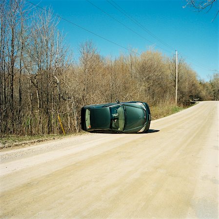 Car Crash on Side of the Road Foto de stock - Con derechos protegidos, Código: 700-01223365