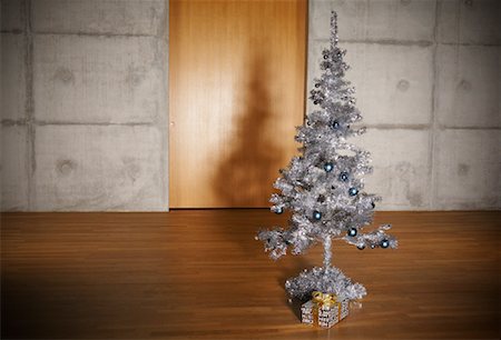 simsearch:700-01223828,k - Christmas Tree in Apartment Stock Photo - Rights-Managed, Code: 700-01223815
