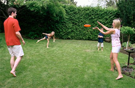 father child yard not illustration not business not vintage not 20s not 30s not 40s not 70s not 80s - Family Playing With Frisbee Stock Photo - Rights-Managed, Code: 700-01234776