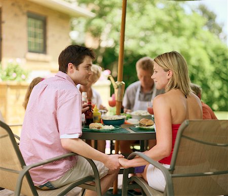 people on backyard deck - Family Outdoors Foto de stock - Con derechos protegidos, Código: 700-01234789