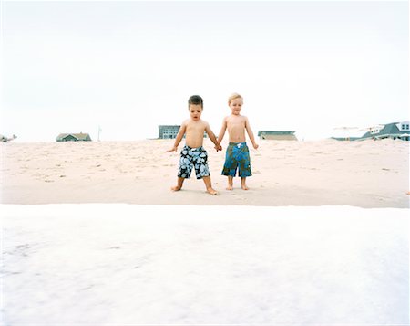 Two Boys at the Beach Foto de stock - Con derechos protegidos, Código: 700-01235098