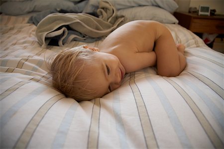 simsearch:700-00608680,k - Baby auf dem Bett liegen Stockbilder - Lizenzpflichtiges, Bildnummer: 700-01235315