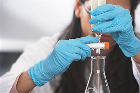 fórmula química - Woman Working in Laboratory Foto de stock - Con derechos protegidos, Código: 700-01235931