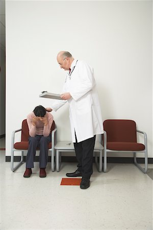 Doctor with Patient in Waiting Room Foto de stock - Con derechos protegidos, Código: 700-01235932