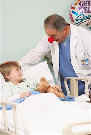 simsearch:700-01236114,k - Doctor Talking to Boy in Hospital Fotografie stock - Rights-Managed, Codice: 700-01236071