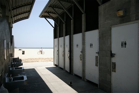 Toilettes publiques sur la plage Photographie de stock - Rights-Managed, Code: 700-01236340