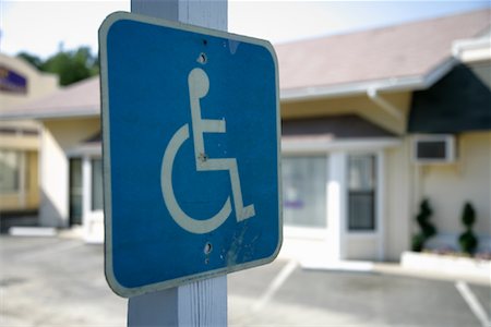 réservé (privé) - Signe un accès en fauteuil roulant dans le parc de stationnement Photographie de stock - Rights-Managed, Code: 700-01236361