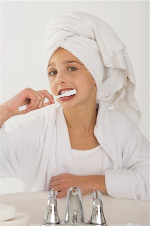 simsearch:700-01259963,k - Girl Brushing Teeth Foto de stock - Direito Controlado, Número: 700-01248693