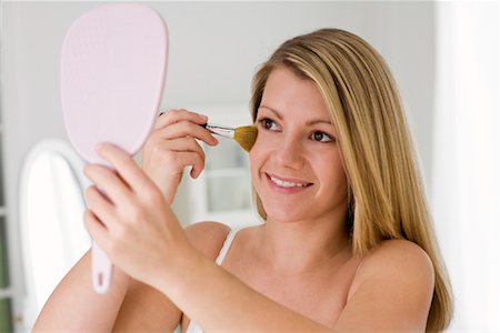 simsearch:600-01260392,k - Woman Applying Make-Up Foto de stock - Con derechos protegidos, Código: 700-01248939