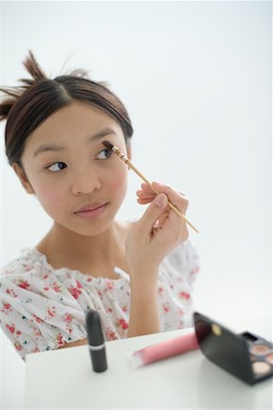 simsearch:700-01259963,k - Girl Applying Make-Up Foto de stock - Direito Controlado, Número: 700-01259965