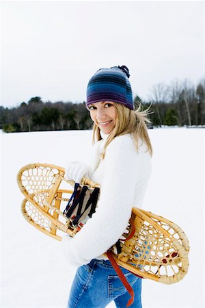 simsearch:700-01275975,k - Femme portant des raquettes à neige Photographie de stock - Rights-Managed, Code: 700-01260317