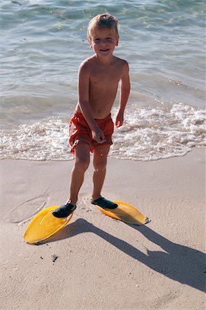 simsearch:600-02887089,k - Portrait of Boy Wearing Flippers Foto de stock - Con derechos protegidos, Código: 700-01260399