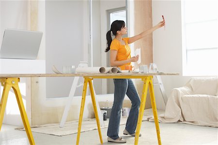 papier de bricolage - Woman Looking at Paint Swatch Foto de stock - Con derechos protegidos, Código: 700-01260515