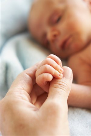 simsearch:700-00806677,k - Mutter Holding Baby Hand Stockbilder - Lizenzpflichtiges, Bildnummer: 700-01275346