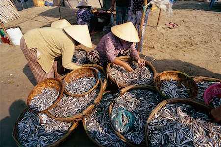 simsearch:600-02063567,k - Women with Fish at Fish Market Foto de stock - Con derechos protegidos, Código: 700-01295640