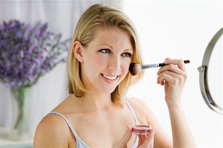 polvos de colorete - Woman Applying Make-up Foto de stock - Con derechos protegidos, Código: 700-01296015