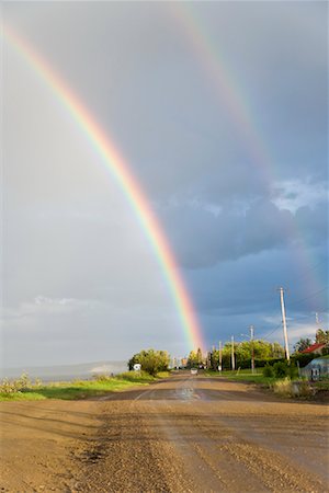 fort simpson - Regenbogen über Country Road, Fort Simpson, Nordwest-Territorium, Kanada Stockbilder - Lizenzpflichtiges, Bildnummer: 700-01296479