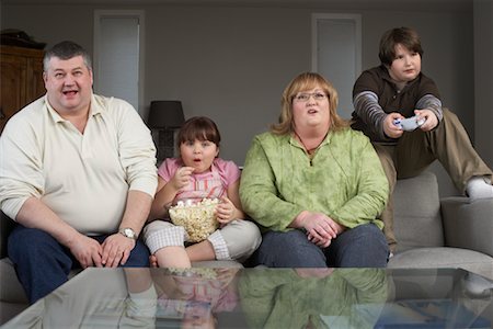 Family Playing Video Game with Popcorn Foto de stock - Con derechos protegidos, Código: 700-01345026