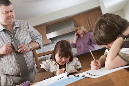 simsearch:700-01345032,k - Father Watching Children do Homework Foto de stock - Con derechos protegidos, Código: 700-01345035