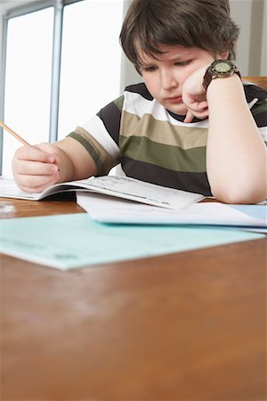 students homework tween not teacher - Garçon à faire leurs devoirs à la Table de la cuisine Photographie de stock - Rights-Managed, Code: 700-01345032