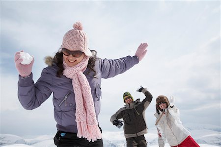 pelea de bolas de nieve - Friends Having Snowball Fight Foto de stock - Con derechos protegidos, Código: 700-01407279