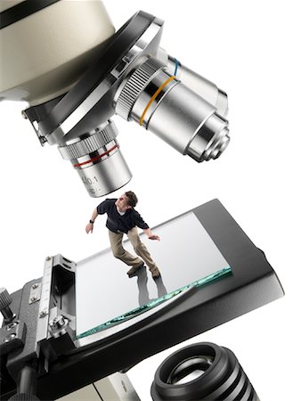 Miniatur-Mann am Mikroskop Stockbilder - Lizenzpflichtiges, Bildnummer: 700-01429068