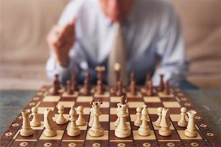 Businessman Playing Chess Foto de stock - Direito Controlado, Número: 700-01429095